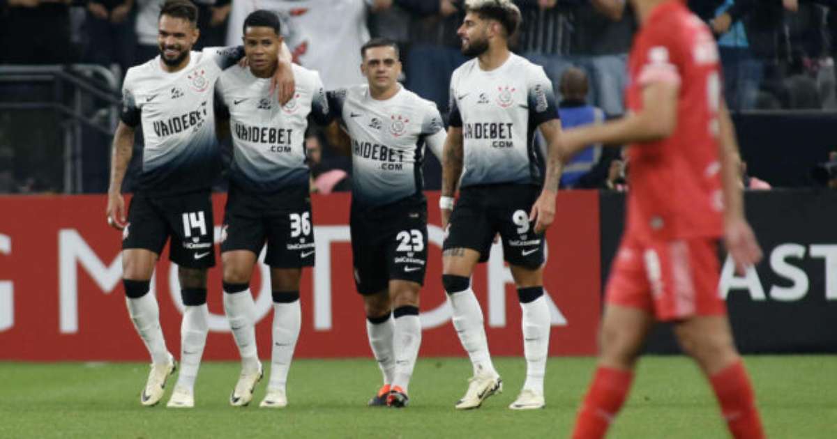Corinthians goleia argentinos juniors e disputa vaga contra racing.
