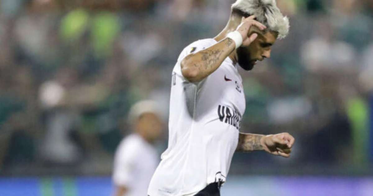 Yuri Alberto comemora apoio da torcida: 