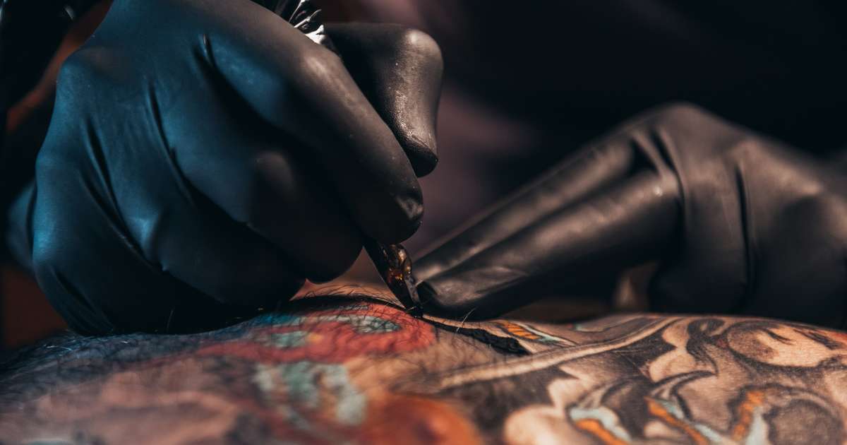 Apesar de populares, tatuagens trazem riscos à saúde