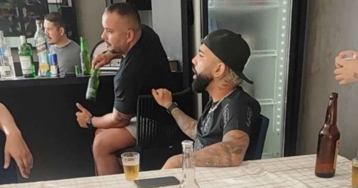 REVELADO! Jornalista revela quem vazou foto de Gabigol com camisa do Corinthians