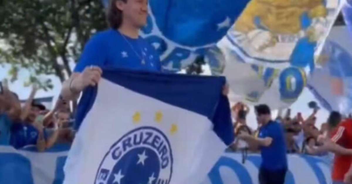 Cássio observa celebração da torcida do Cruzeiro em Belo Horizonte