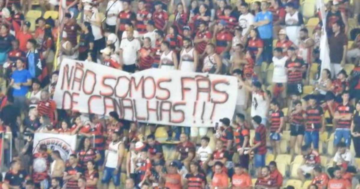 Torcida do Flamengo realiza protesto em Manaus contra atitude de Gabigol