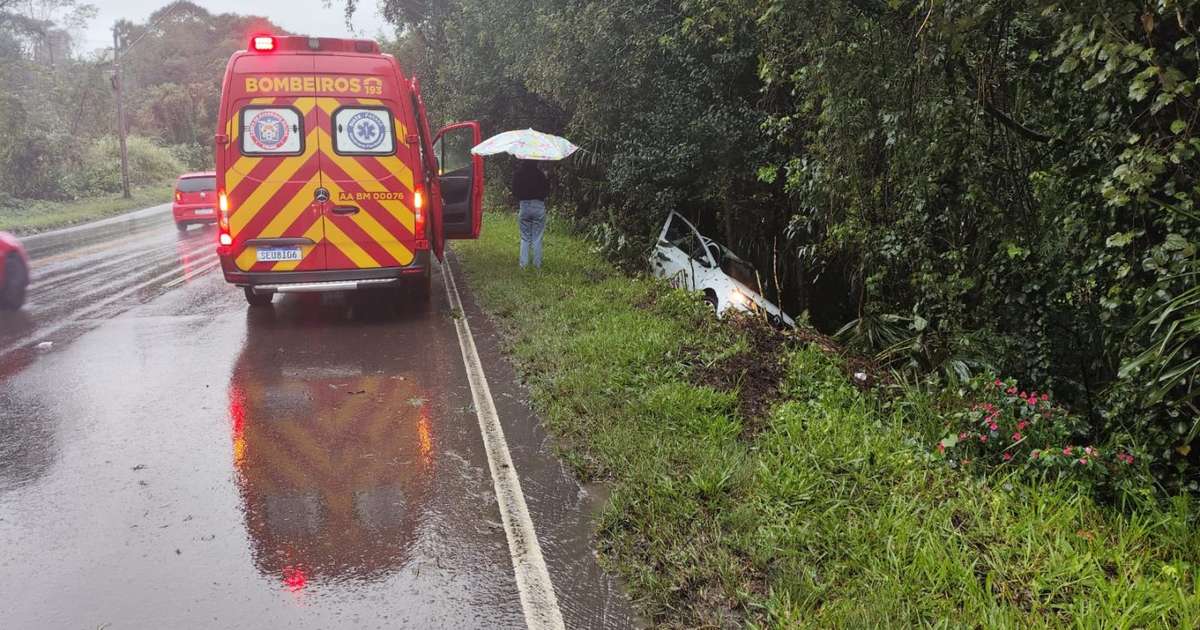 Carro Com Pai E Filha Roda Na Pista E Cai Em Barraco Ap S Aquaplanagem