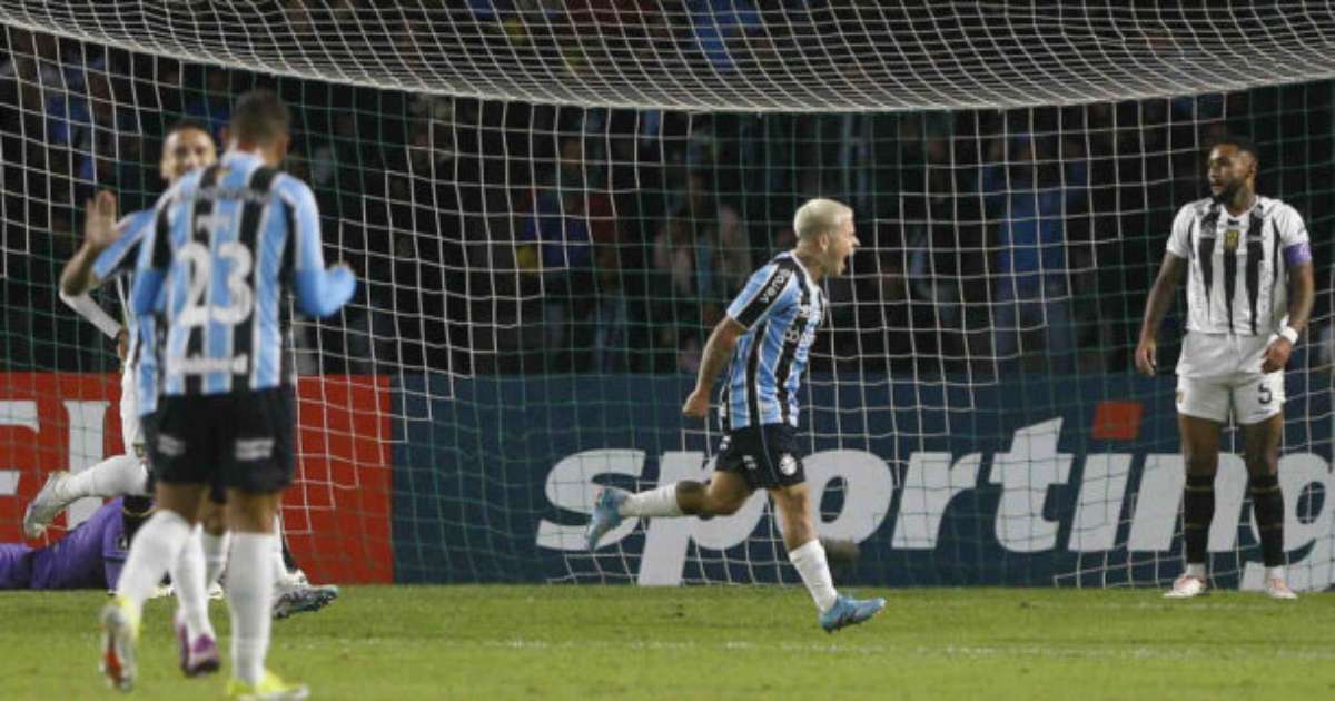 Grêmio vence The Strongest em retorno triunfal ao futebol após goleada.