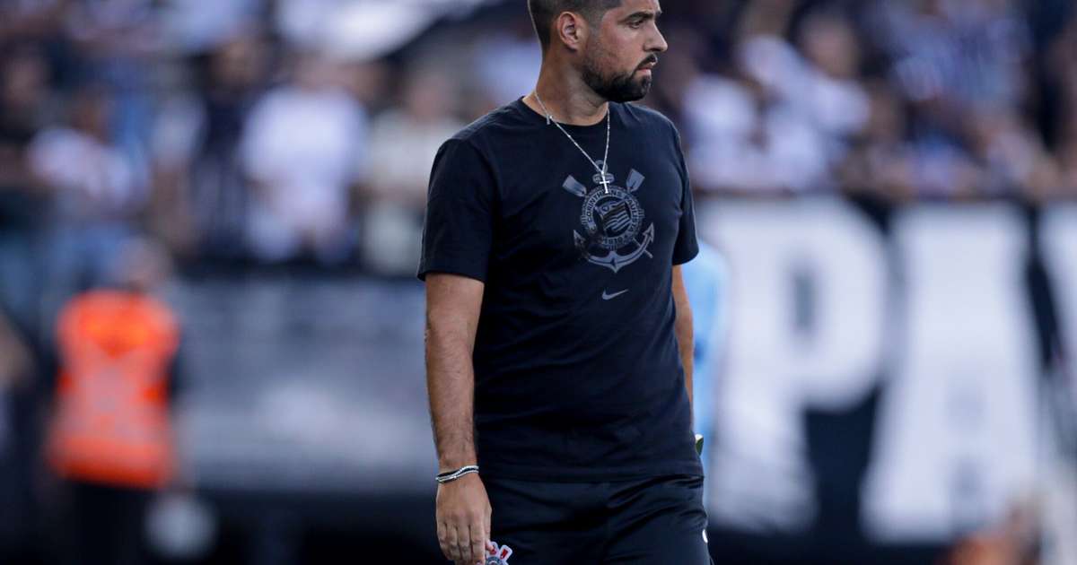 Revoltados torcedores do Corinthians criticam António Oliveira após derrota para Botafogo.