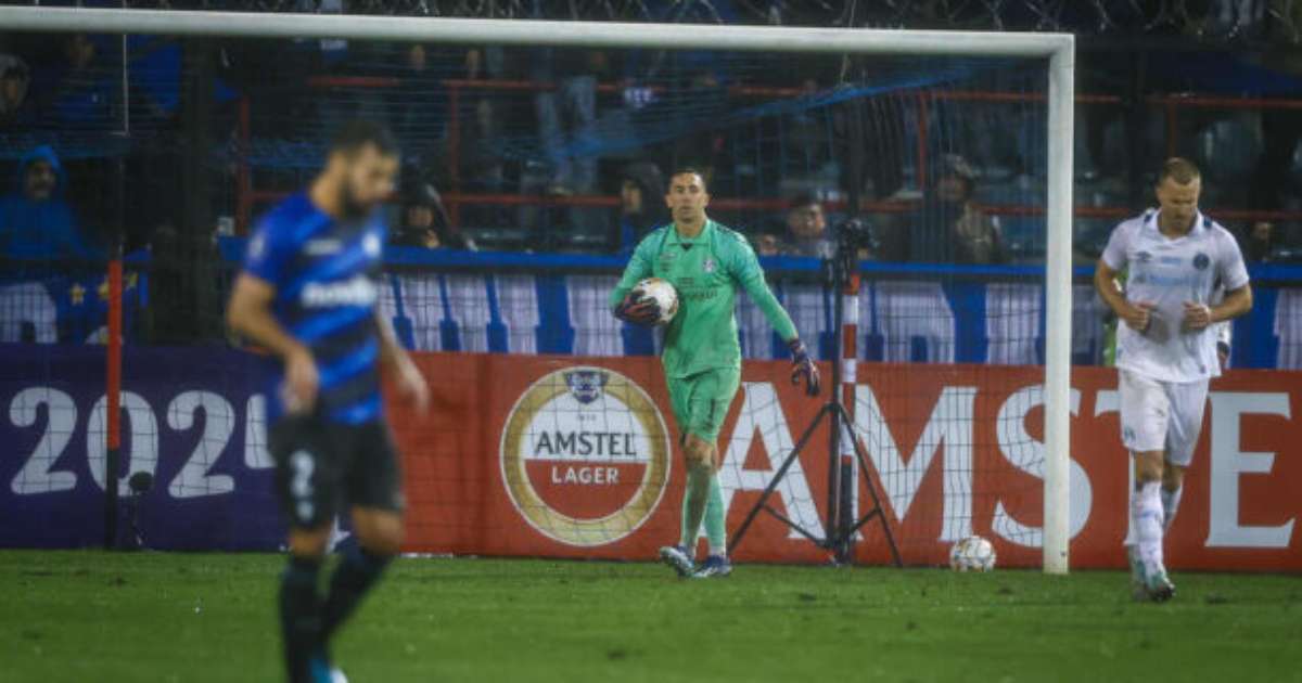 Goleiro do Grêmio comemora triunfo na Libertadores: satisfação e alegria após jogo.