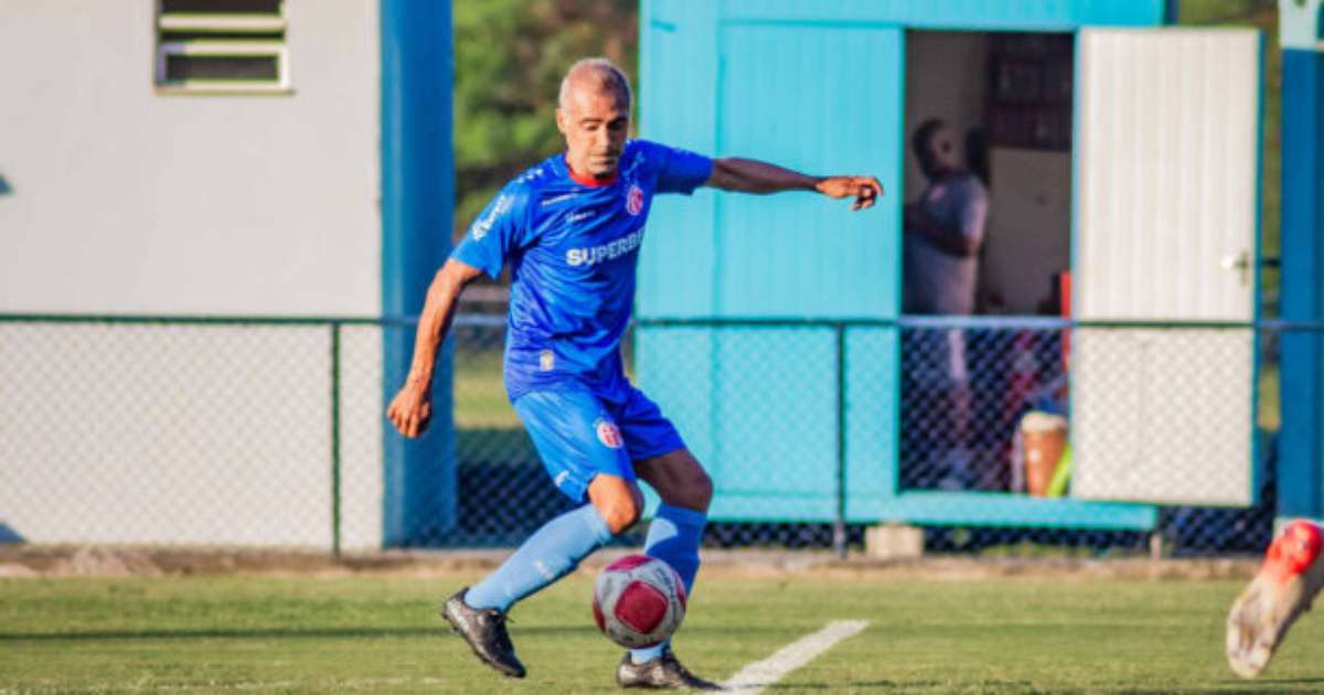 Romário e Romarinho formam dupla de destaque em amistoso do America.