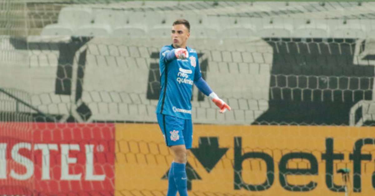Corinthians mantém novo goleiro titular em renovação profissional para temporada.