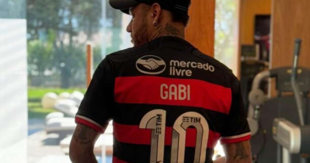 Neymar veste camisa do Flamengo, promovendo marca Gabigol e animando torcida.