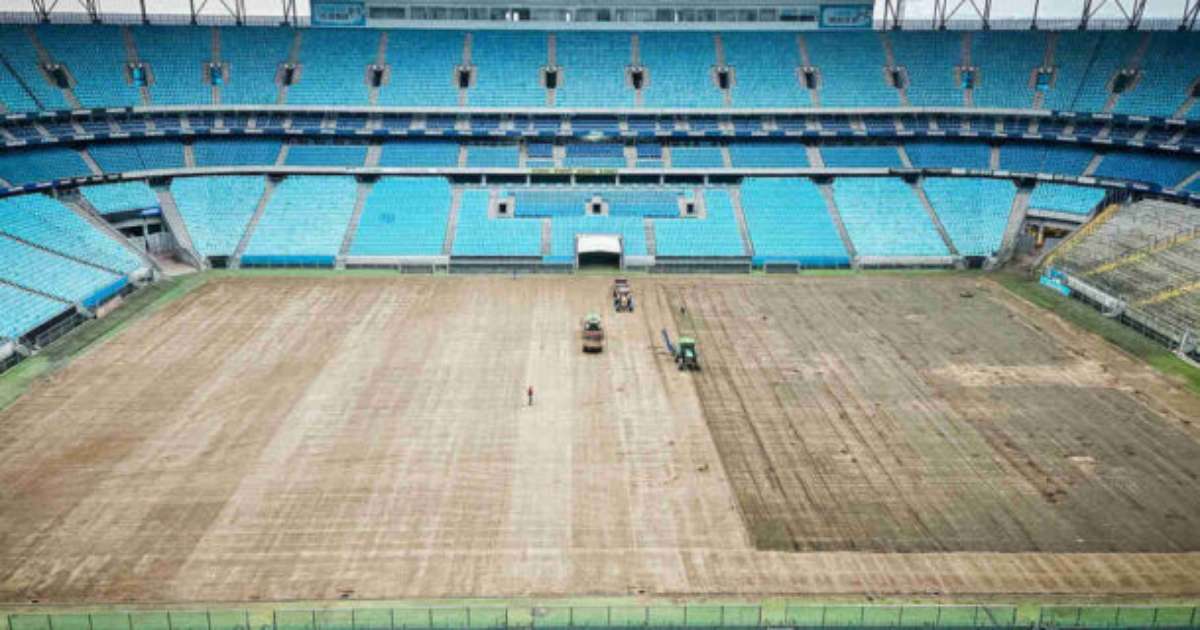 Início da troca de gramado na Arena do Grêmio.