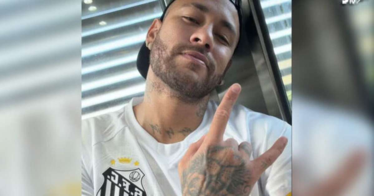 Neymar publica imagem com uniforme do Santos após foto com camisa do Flamengo