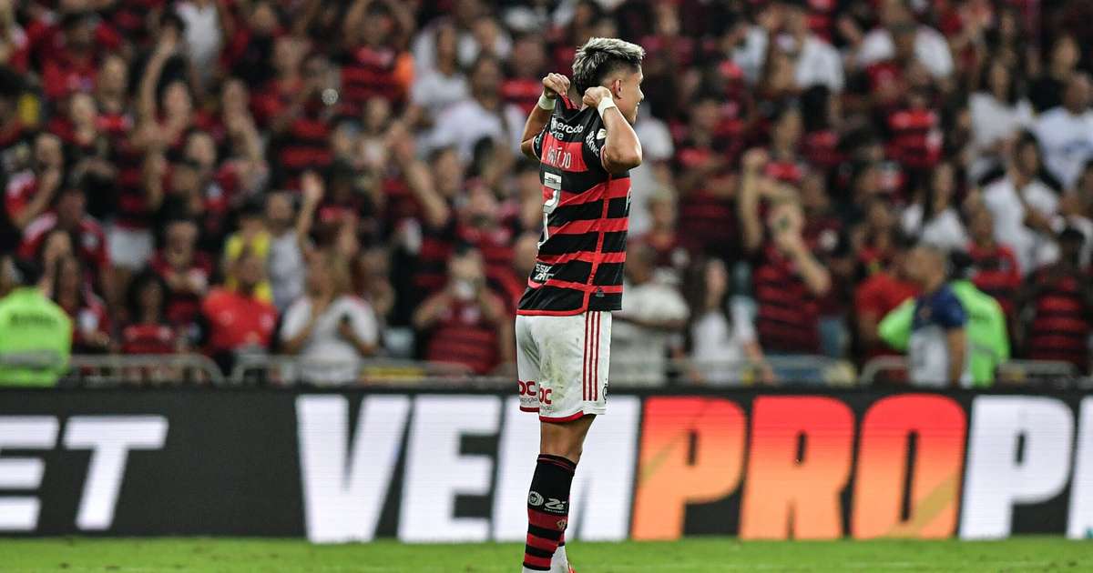 Flamengo vence o Grêmio e toma a liderança do Brasileirão com autoridade.
