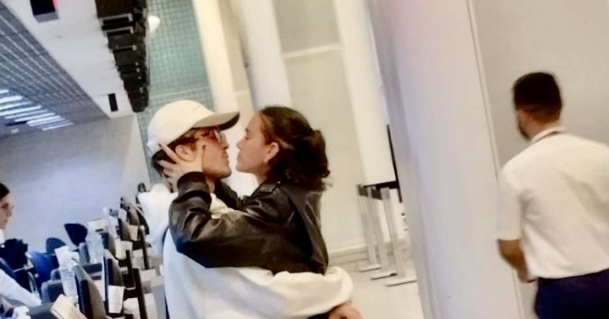 Bruna Marquezine fue captada besando a Joao Guilherme en el aeropuerto de Río