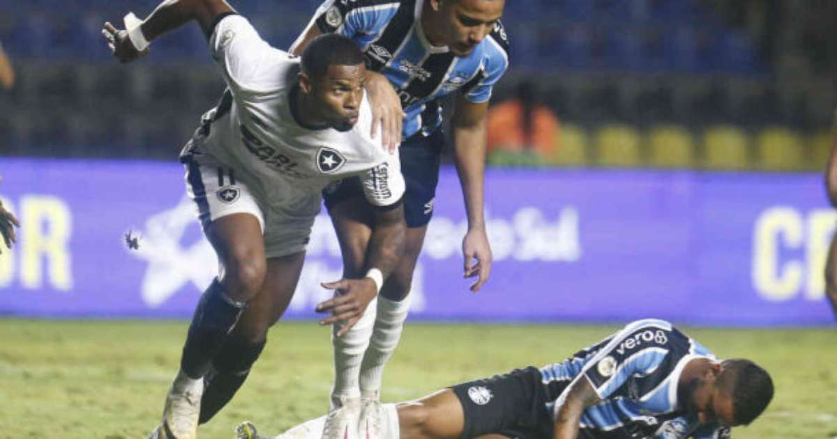 Botafogo assume liderança do Brasileirão ao vencer Grêmio em partida decisiva.