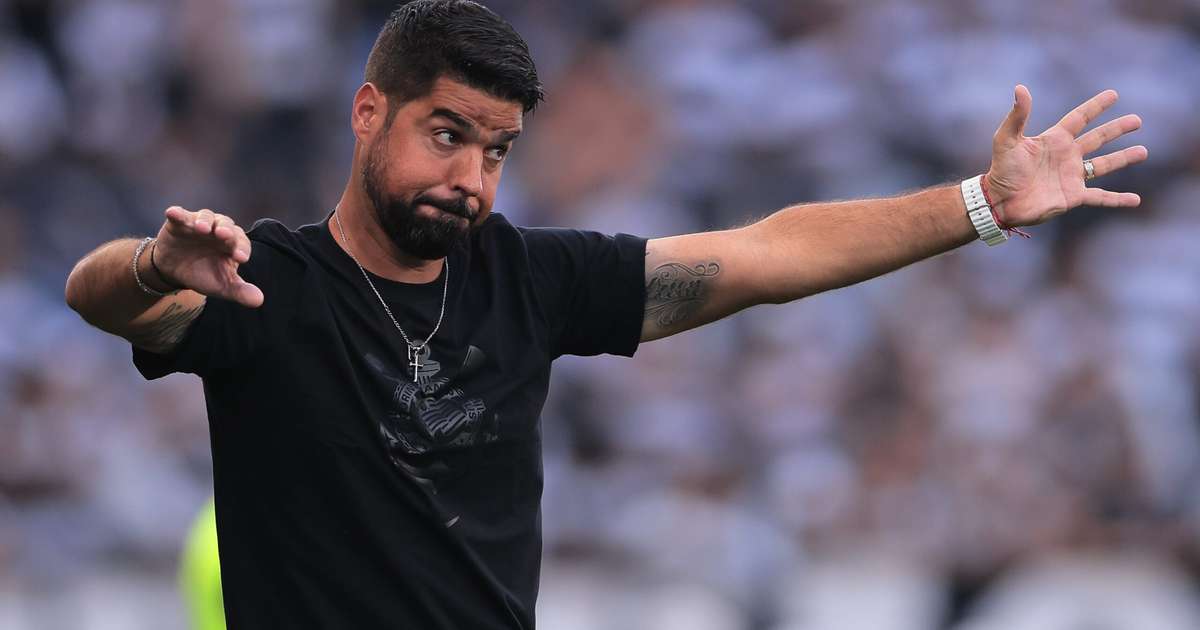 Antônio Oliveira recebeu proposta de saída do Corinthians, mas jogadores pediram permanência.