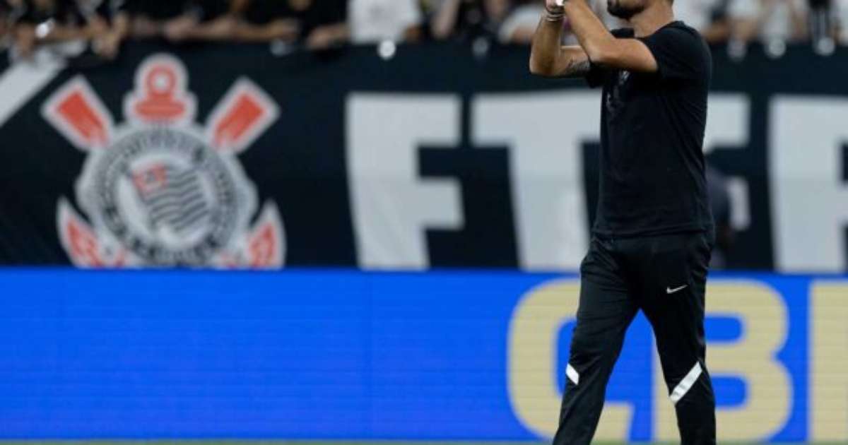 Antônio elogia desempenho do Corinthians em clássico e recusa oferta de transferência.
