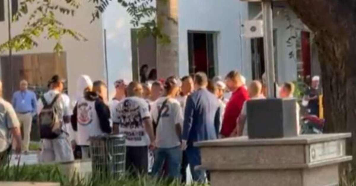 Torcedores cobram diretoria do Corinthians em visita ao Parque São Jorge.