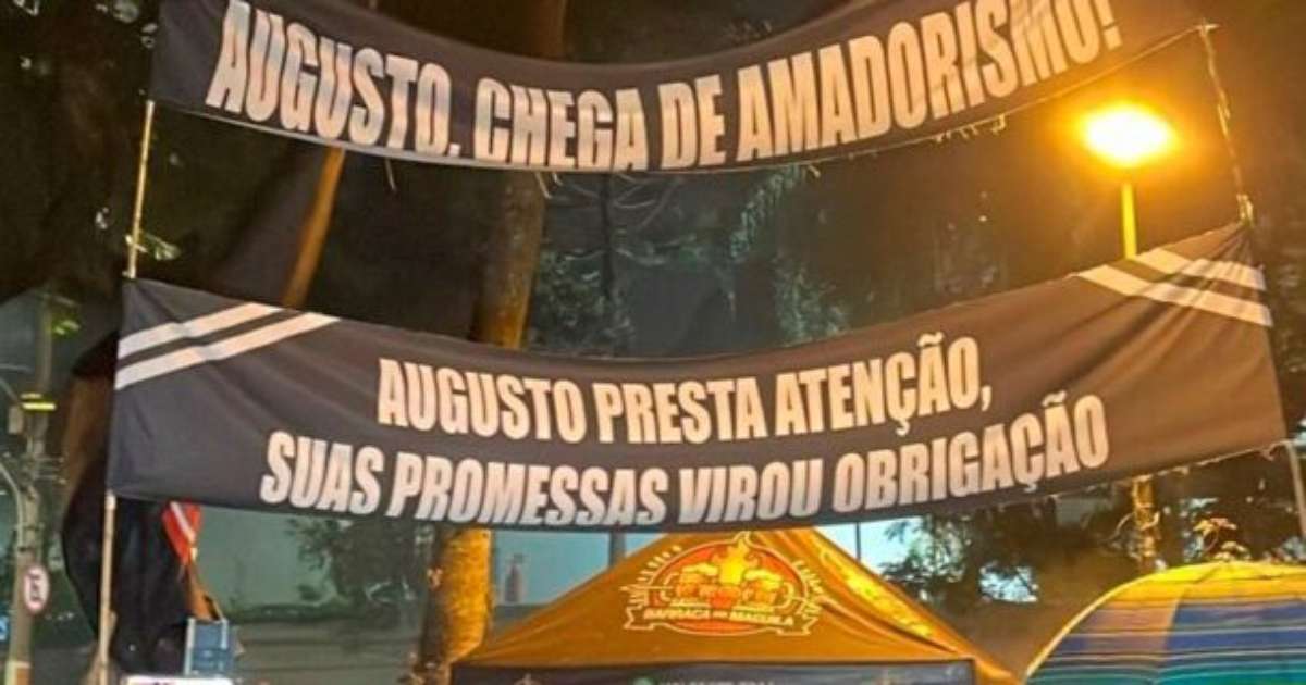 Torcida do Corinthians protesta contra Augusto Mello: fim da farra no clube