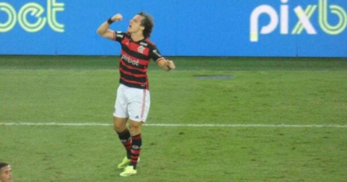 David Luiz elogia equipe do Flamengo após gol que garante liderança no campeonato.