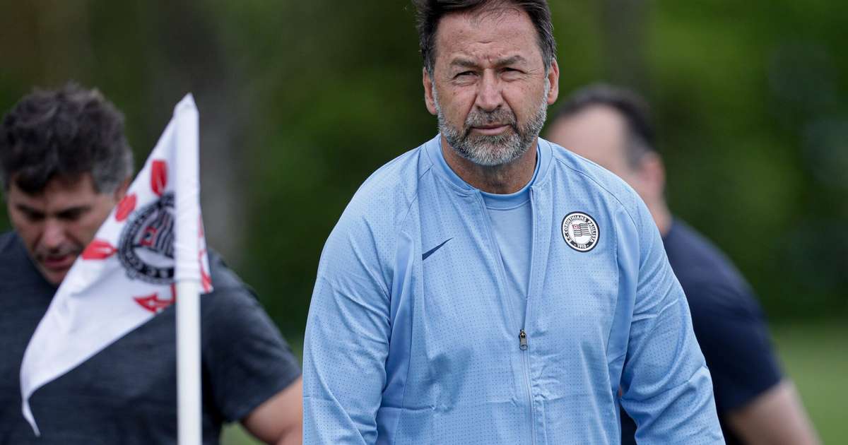 Torcedores do corinthians protestam no parque são jorge contra Augusto Melo