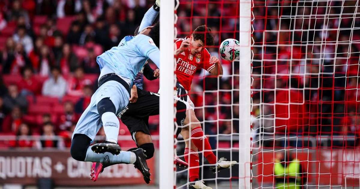 Corinthians negocia contratação do goleiro Hugo Souza, do Flamengo