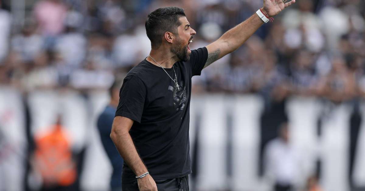Torcedores corintianos pedem demissão imediata de António Oliveira na equipe.