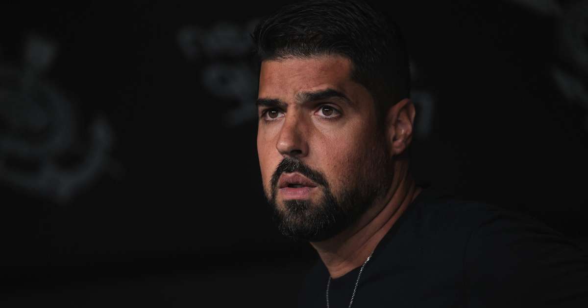 Elenco enxuto do Corinthians limita expectativas por reforços, destaca António Oliveira