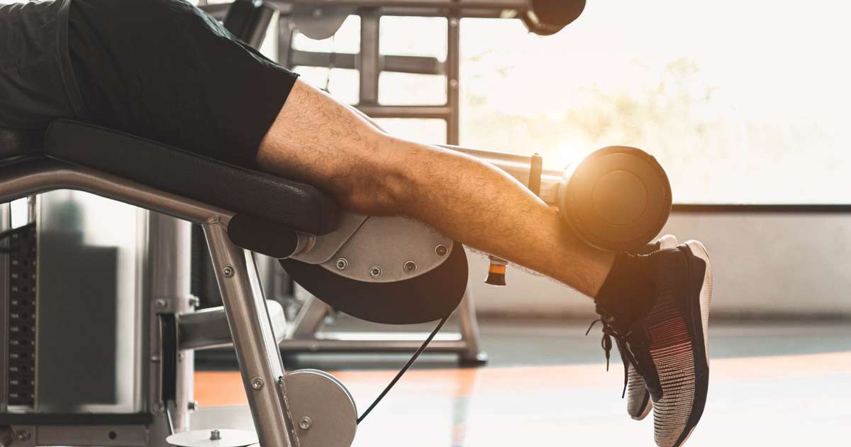 Flexora em pé: aprenda de uma vez por todas a fazer na máquina, com caneleiras e mais