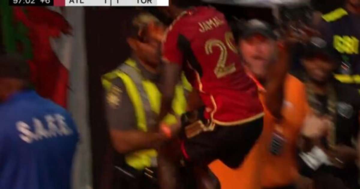 Atacante marca gol semelhante a Ronaldo Fenômeno na MLS: assista ao vídeo.