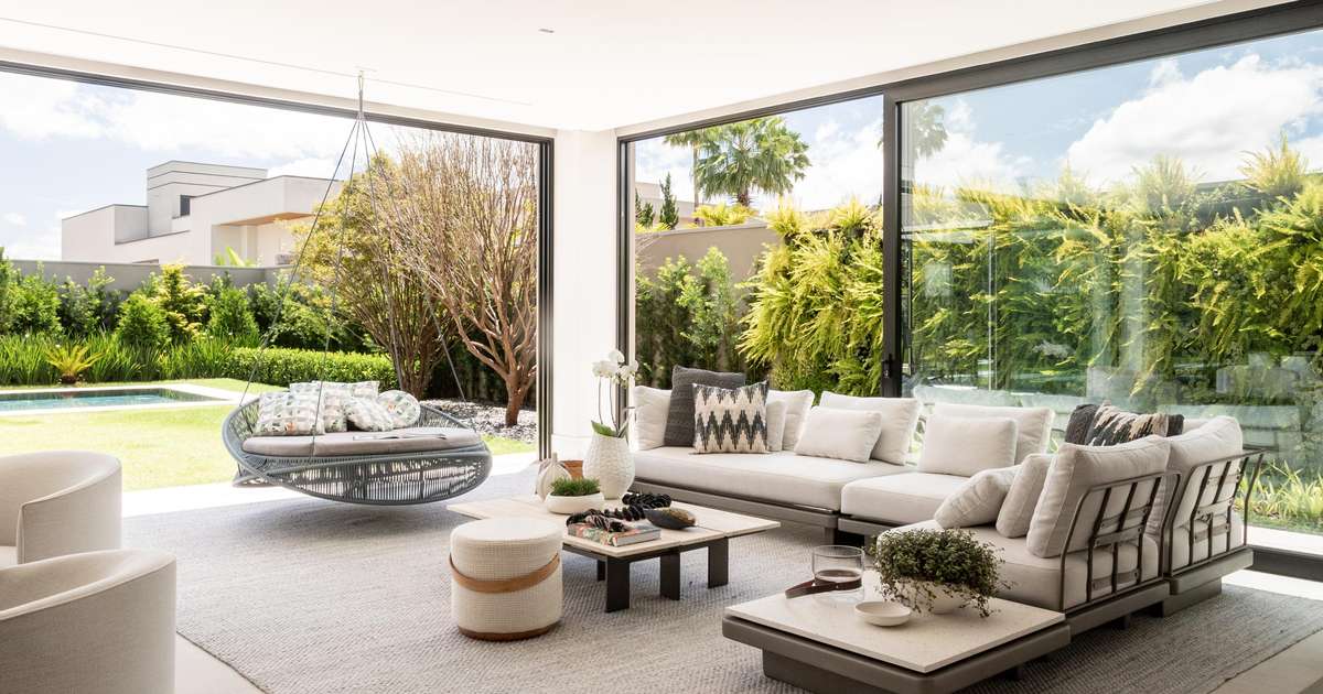 Casa de 900 m² tem jardim com jabuticabeira no living