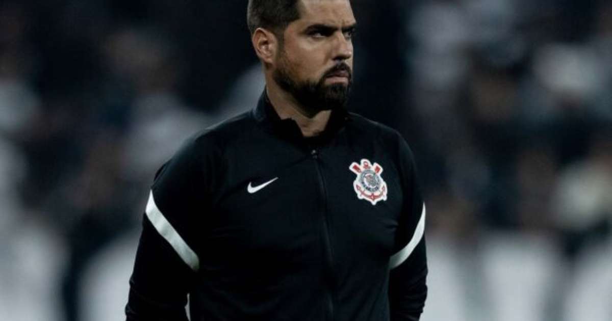 Antônio Oliveira elogia desempenho e evita comentar possível demissão no Corinthians.