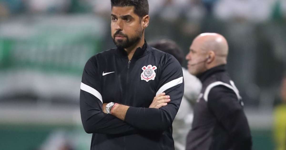 Corinthians dispensa António Oliveira após revés diante do Palmeiras.