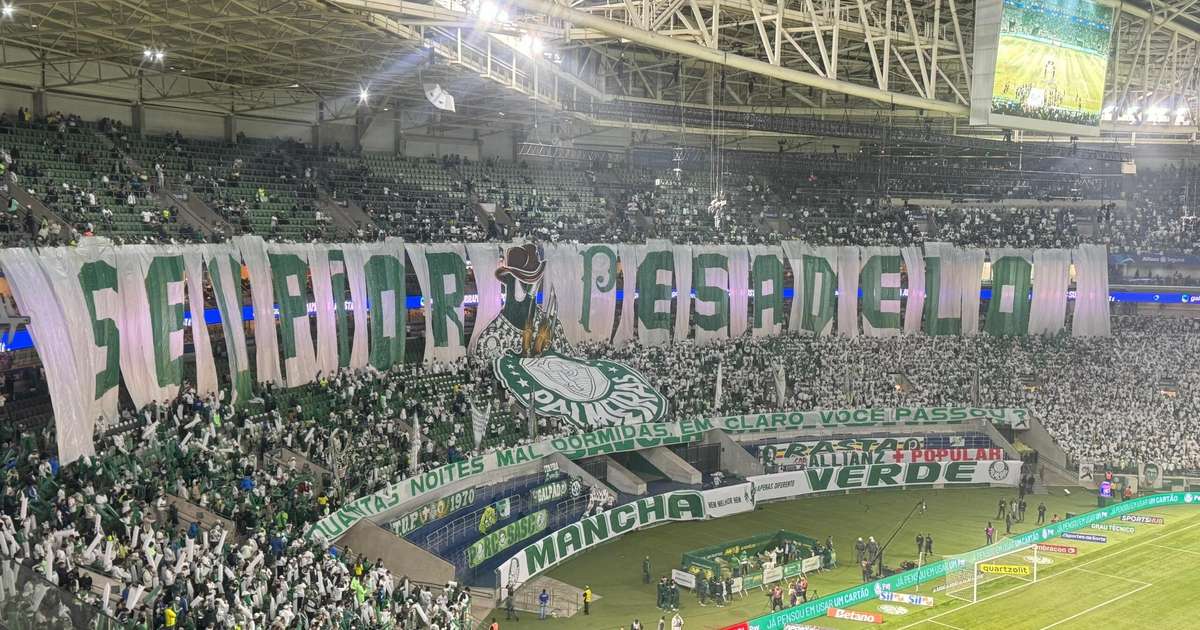 Torcida do Palmeiras realiza mosaico provocativo ao Corinthians durante partida.