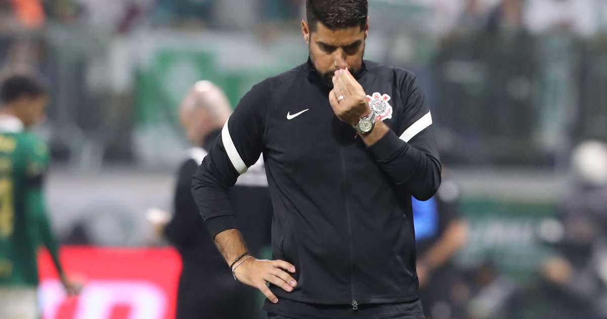 Corinthians dispensa António Oliveira após derrota para o Palmeiras.