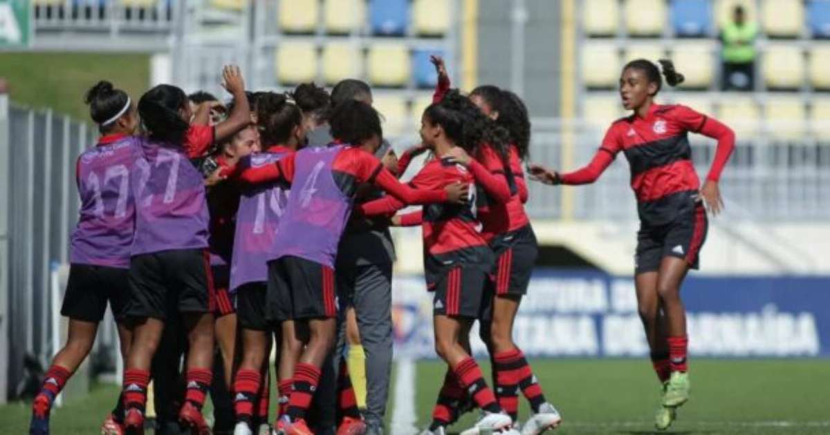 Flamengo encerra categorias de base femininas no futebol: sub-15 e sub-17.
