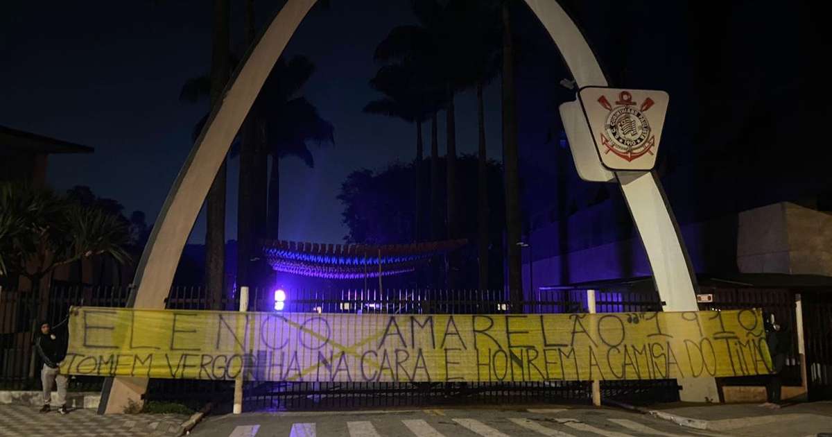 Vandalismo em muros da sede do Corinthians após protesto na madrugada.
