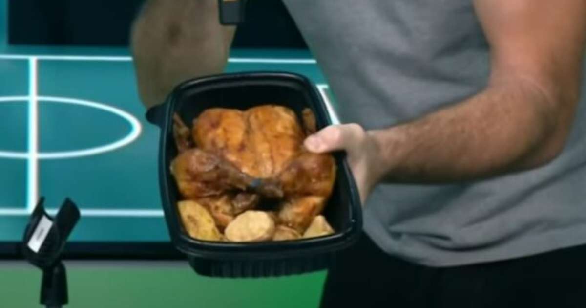 Jornalista provoca Atlético-MG e saboreia frango ao vivo durante transmissão esportiva.