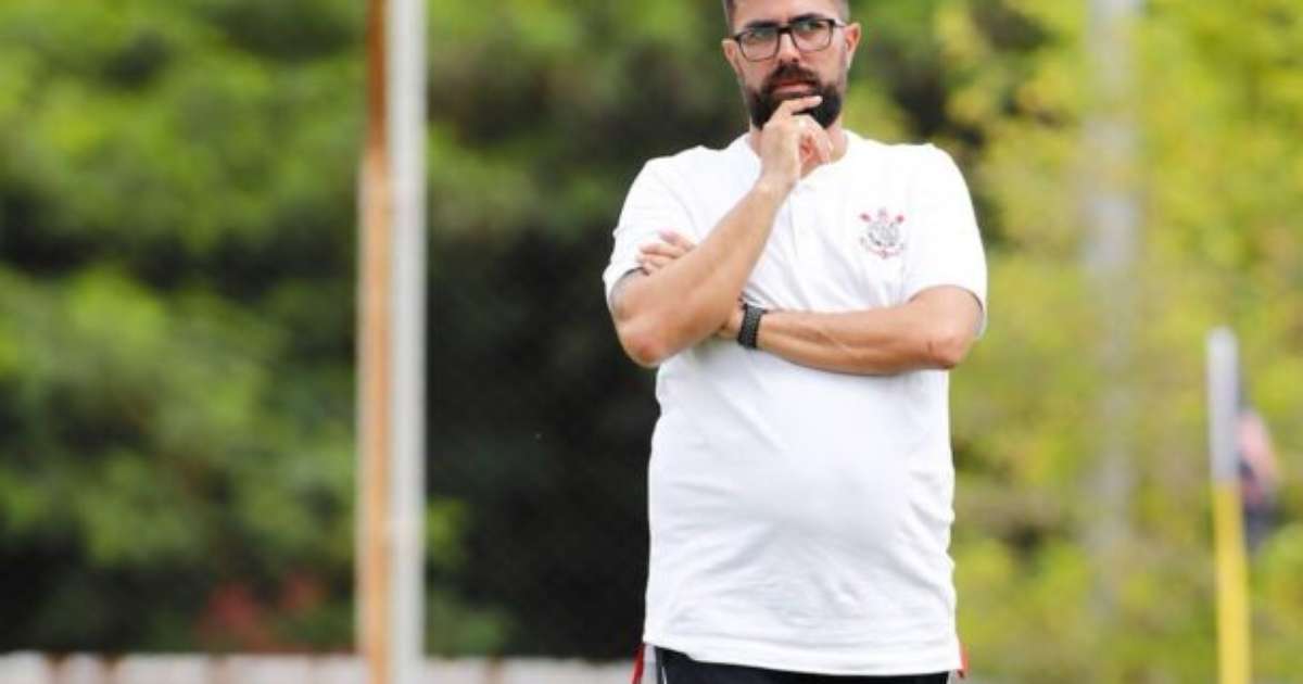 Interino ressalta união no Corinthians após vitória sobre o Vitória em Itaquera.