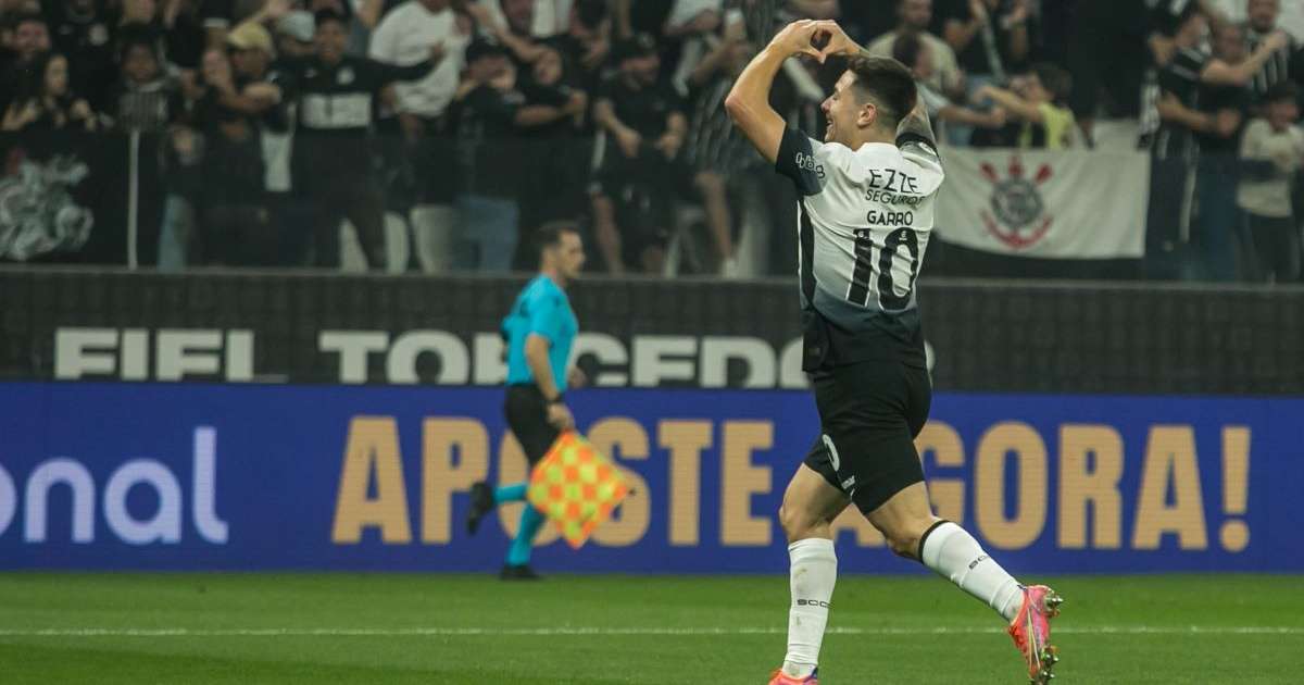 Corinthians garante vitória contra Vitória nos acréscimos em seu estádio.