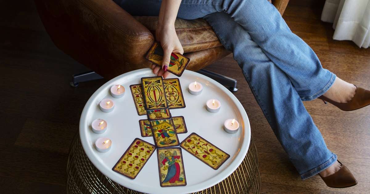 Carta Invertida O que significa quando saem cartas invertidas no Tarot?