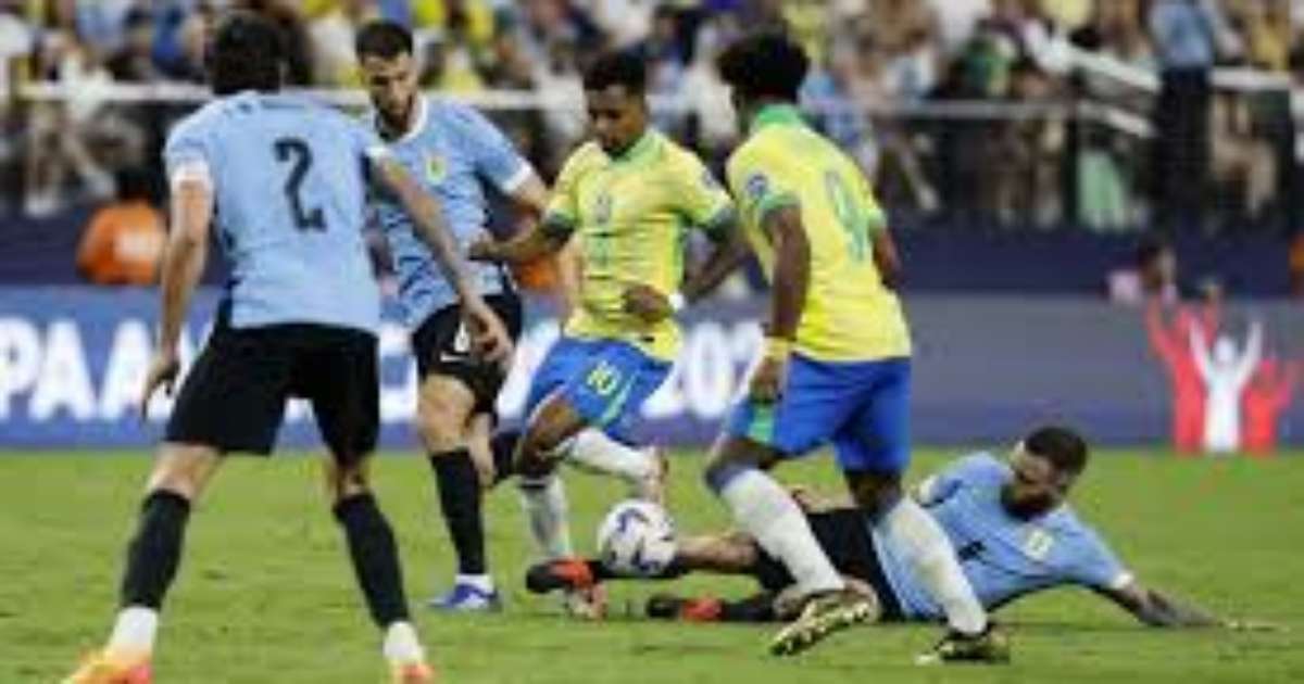 Entrada violenta de Nández sobre Rodrygo em Brasil x Uruguai viraliza; veja