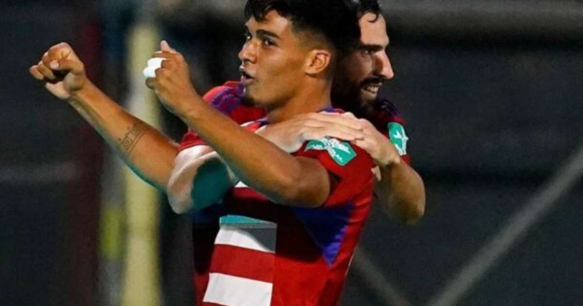 Grêmio próximo de contratar meia e centroavante sul-americanos para reforçar equipe.