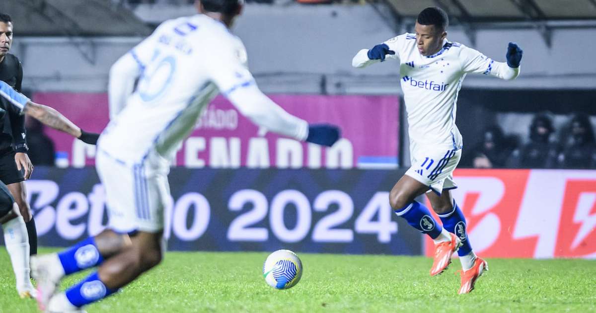 Cruzeiro vence Grêmio fora de casa e se aproxima do G-4 em grande partida.