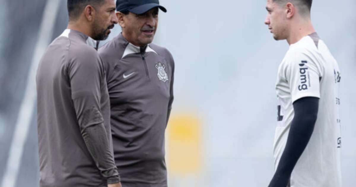 Ramón Díaz lidera treino completo com elenco corintiano em preparação.