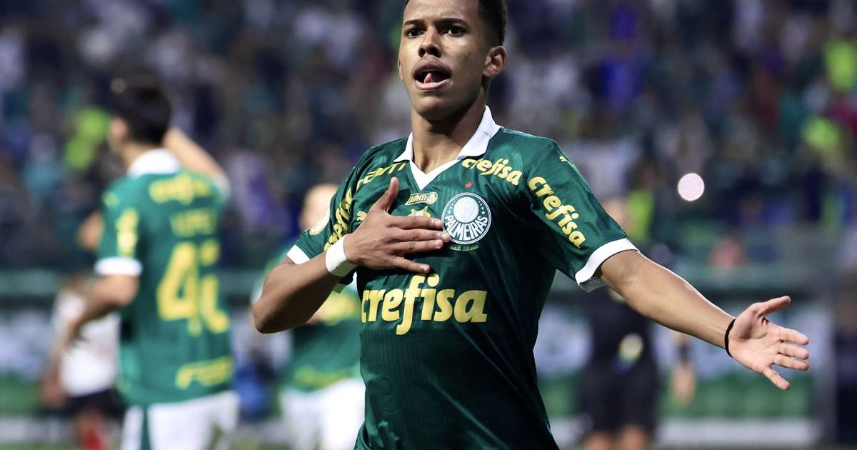 Torcedores do Palmeiras celebram Estêvão como 