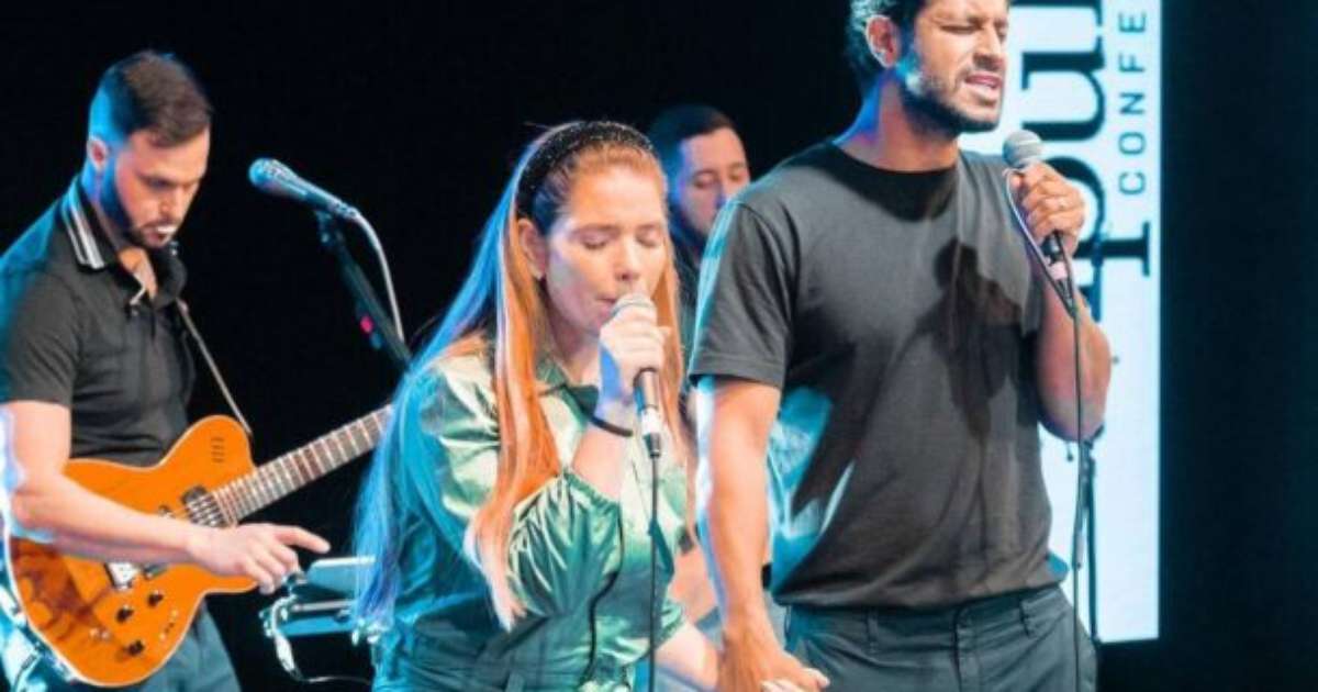 Internação de esposa de ex-jogador Léo devido a câncer em estágio avançado.