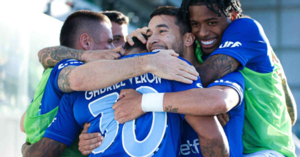 Cruzeiro vence Bragantino na estreia do goleiro Cássio no time titular.
