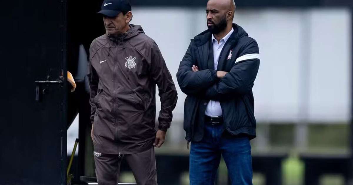 Organizada do Corinthians entrega 
