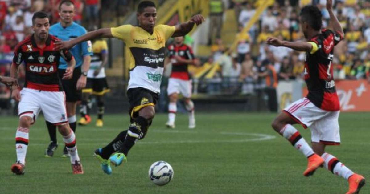 Flamengo reencontra o Criciúma após uma década no confronto futebolístico.
