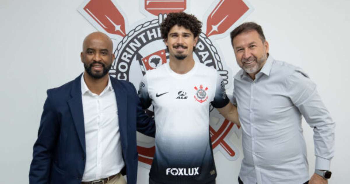 Corinthians reforça defesa com a chegada de André Ramalho.